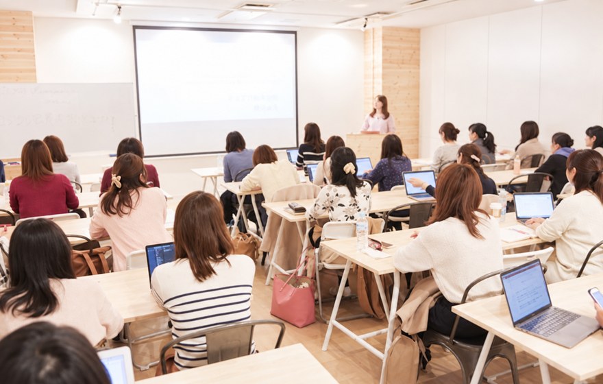 セミナー会場で学ぶ受講生のみなさん